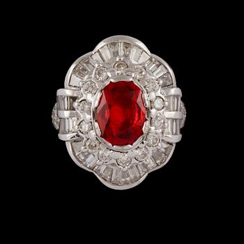 RING, 18k vitguld med ovalslipad safir och briljant och baguetteslipade diamanter ca 2.00 ct. Vikt 10 g.