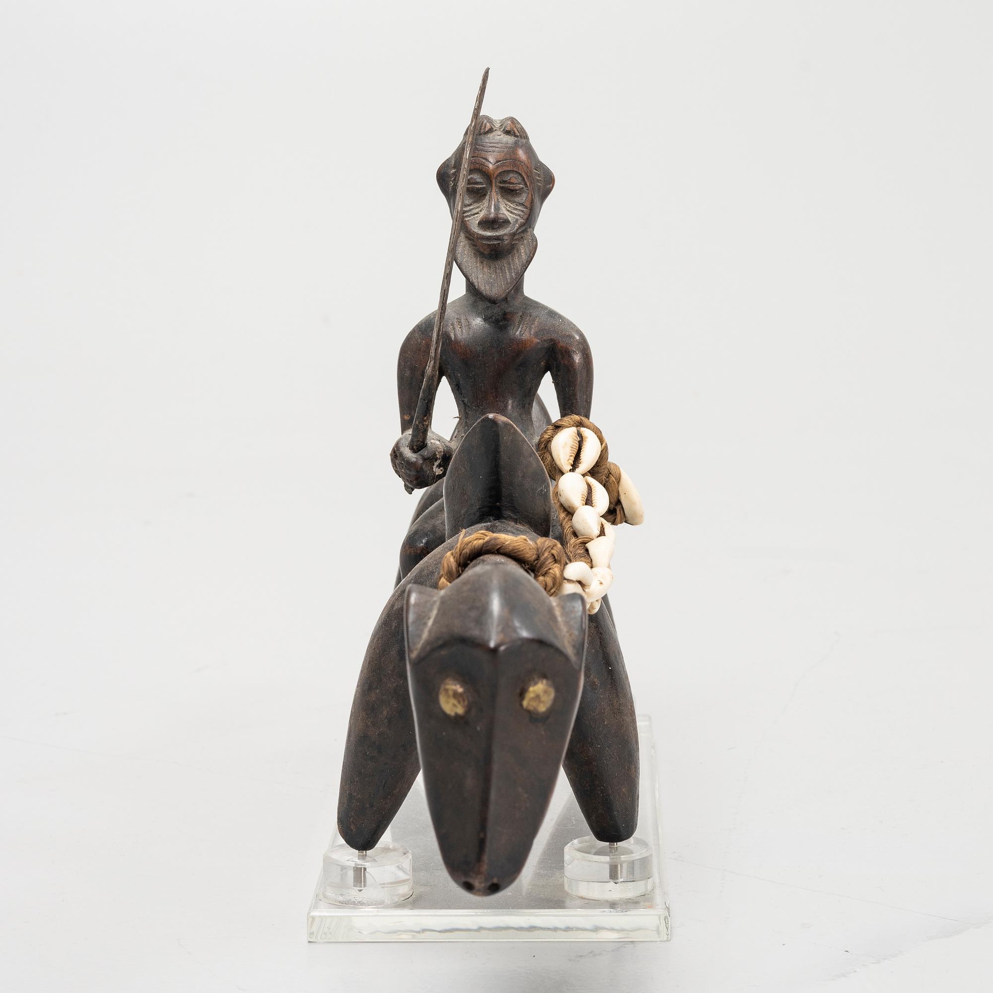 Twelve sculptures, reportedly from Makonde, Tanzania, Luba, Congo, and moore, from the second half of the 20:th century.