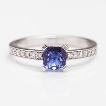 A 14K white gold ring with diamonds ca. 0.17 ct in total and a tanzanite.