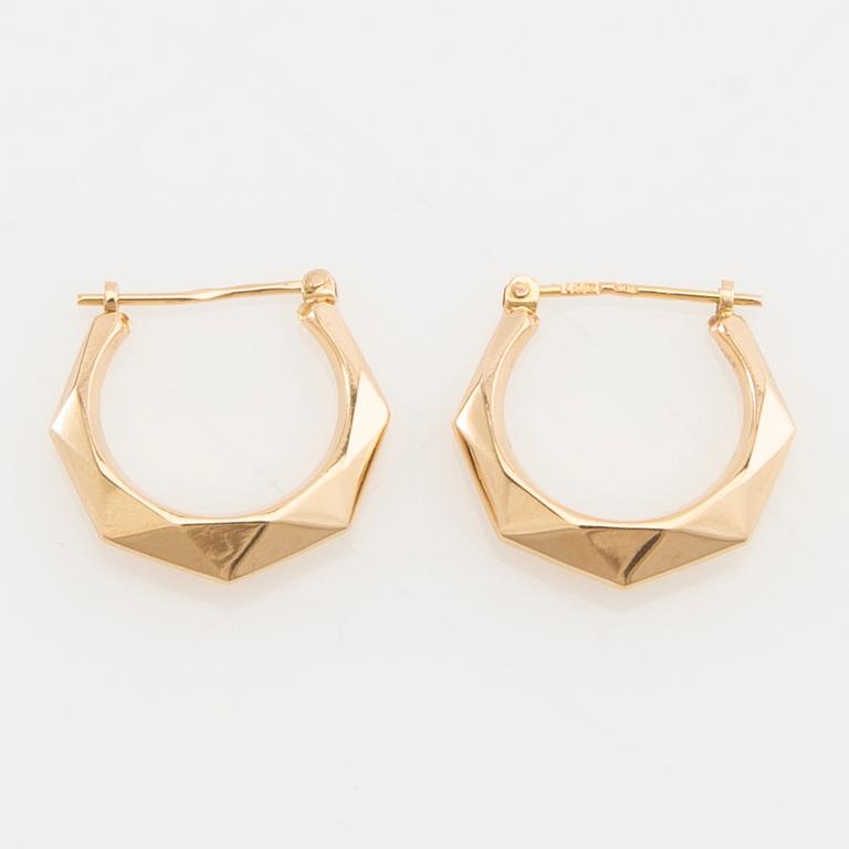 Earrings, a pair of 18K gold.
