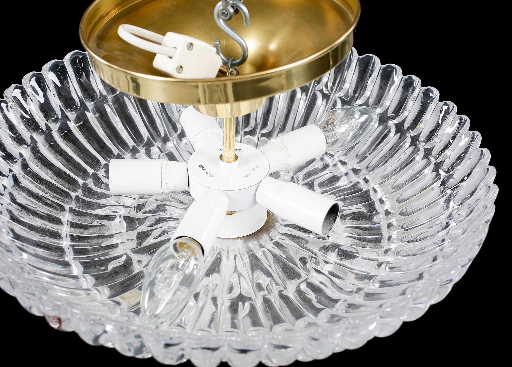 TAKLAMPA, Carl Fagerlund, Orrefors, omkring 1900-talets mitt. Diameter 40 cm.