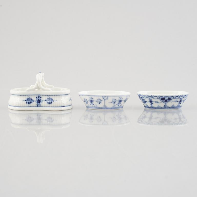 A group of five "Blue fluted" / "Musselmalet riflet" porcelain salt cellars, Royal Copenhagen, 1898-1923 and later.