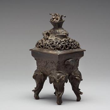 A bronze censer with cover, late Qing dynasty, 19th Century.