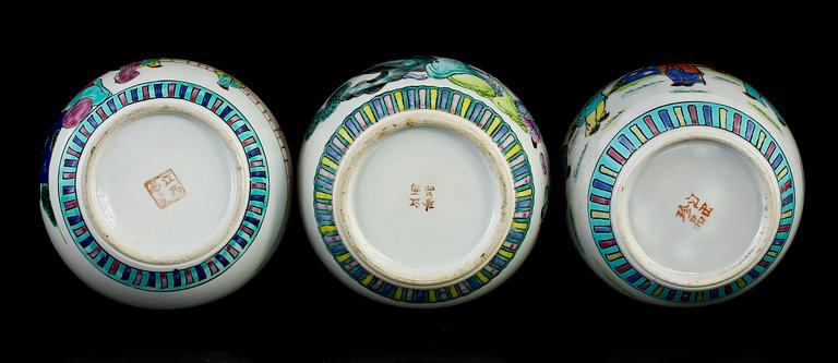 BOJANER, 3 st, samt SKÅLFAT, porslin, Kina, 1900-tal.