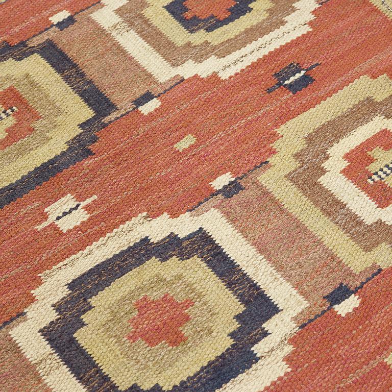 MÄRTA MÅÅS-FJETTERSTRÖM, carpet, flat weave, "Röda åttan", 192 x 146 cm, signed AB MMF.