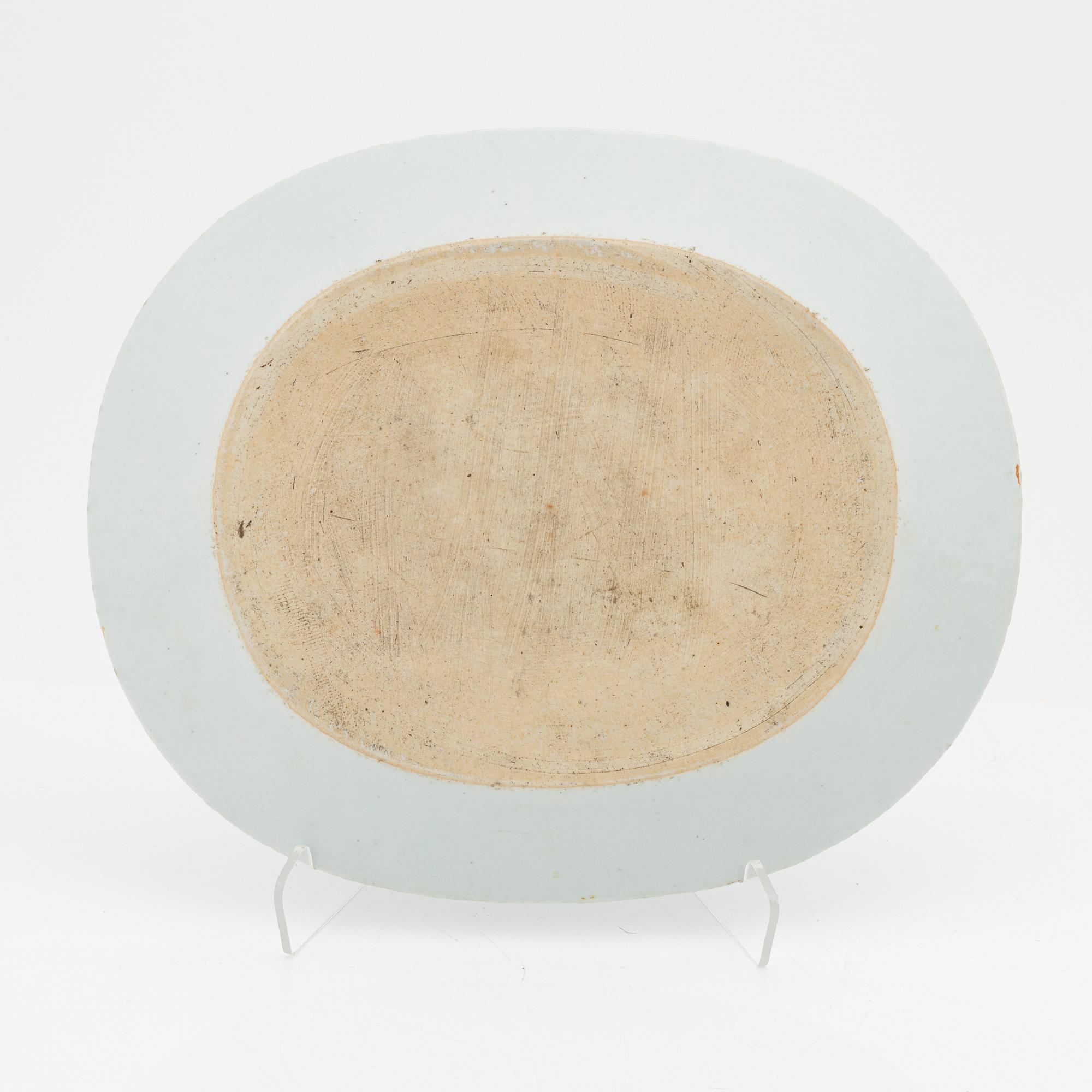 A blue and white serving dish, Qing dynasty, Qianlong (1736-95).