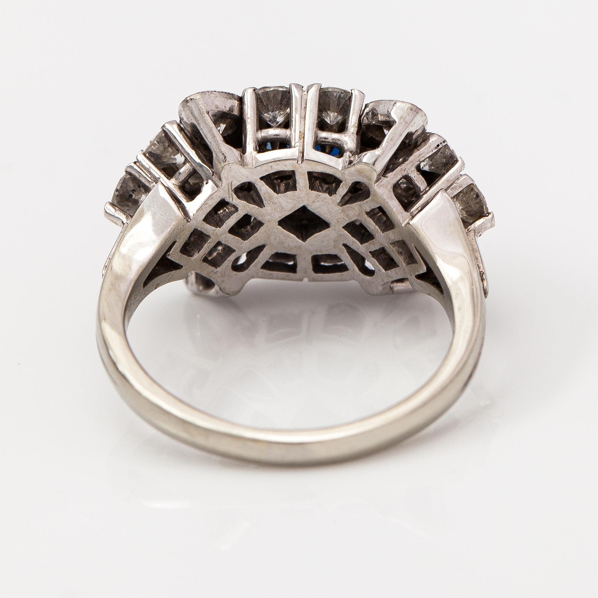 Ring, 18K vitguld, diamanter ca 1.90 ct tot och safir ca 1.10 ct. Timanttikoru, Helsingfors 1966.