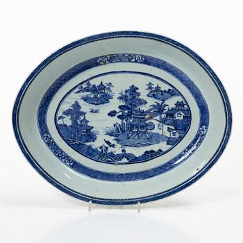 A blue and white export porcelain dish, China, Qianlong (1736-95).