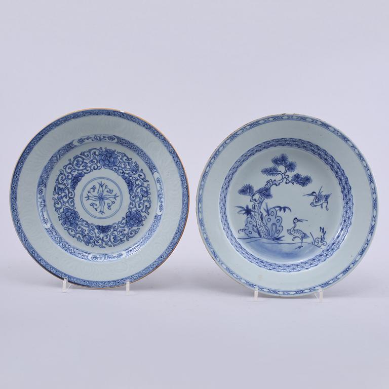 TALLRIKAR, 2 st, porslin, Kina, Qianlong, 1700-tal.