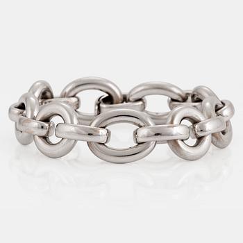 An 18K white gold Chaumet bracelet.