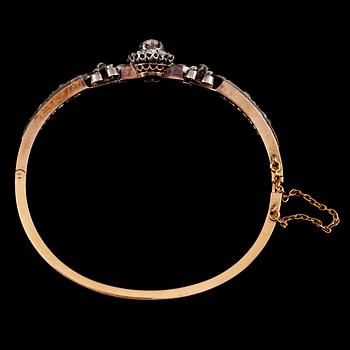 ARMBAND, 18k guld och silver med fasettslipade diamanter, 1800-talets slut. Vikt 14 g.