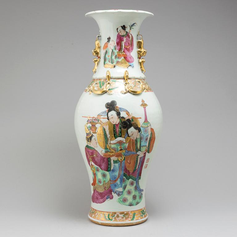 A Canton famille rose vase, Qing dynasty, circa 1900.