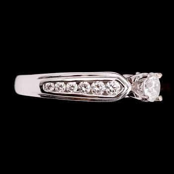 RING, 14 k vitguld, med briljantslipade diamanter tot ca 1.00 ct. Total vikt ca 5,63 gram.