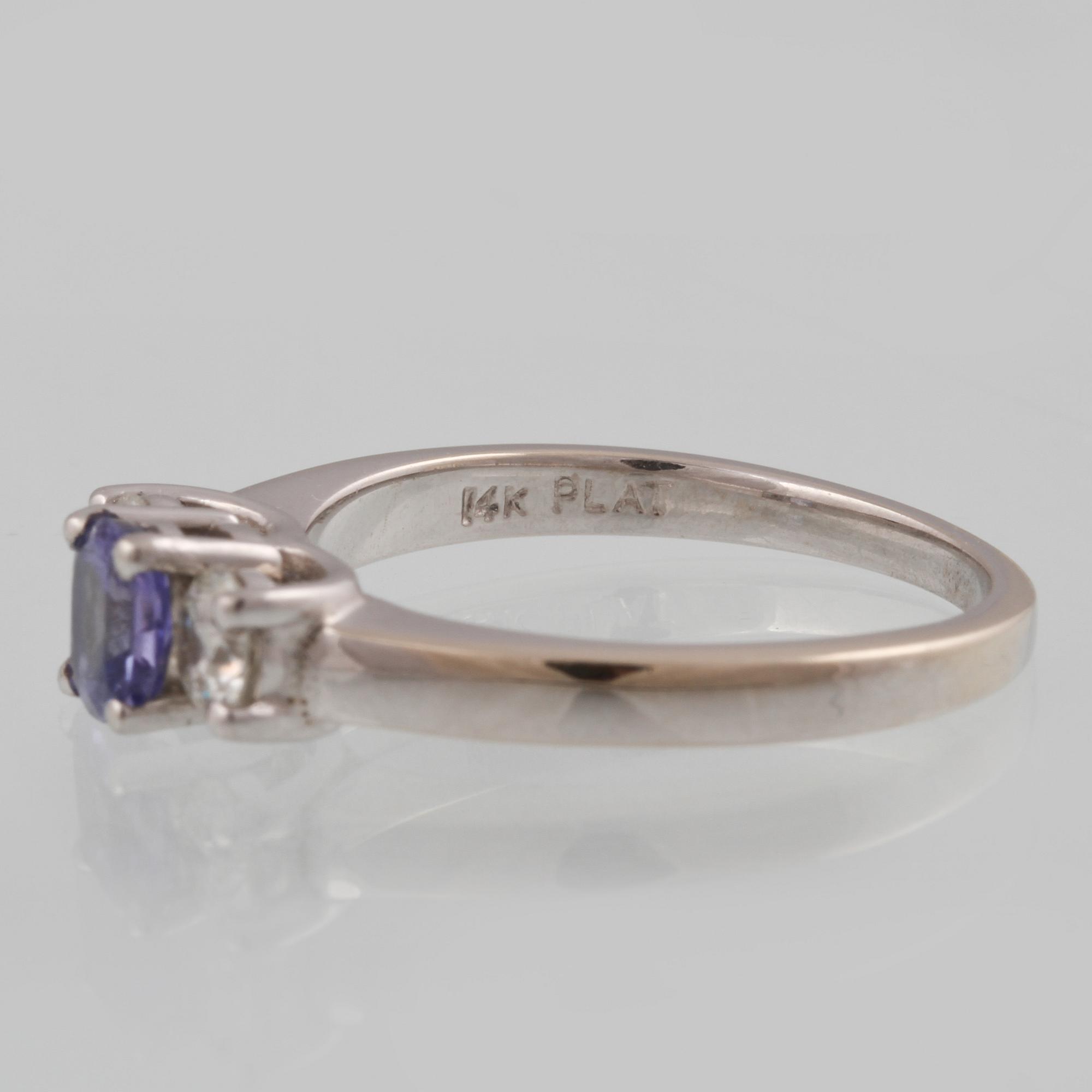 RING, 14K vitguld och platina med fasettslipad tanzanit samt 2 briljantslipade diamanter ca 0.50 ct. Vikt 4,1 gram.