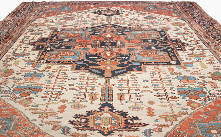 An antique Heriz Serapi carpet, ca 616 x 407 cm.