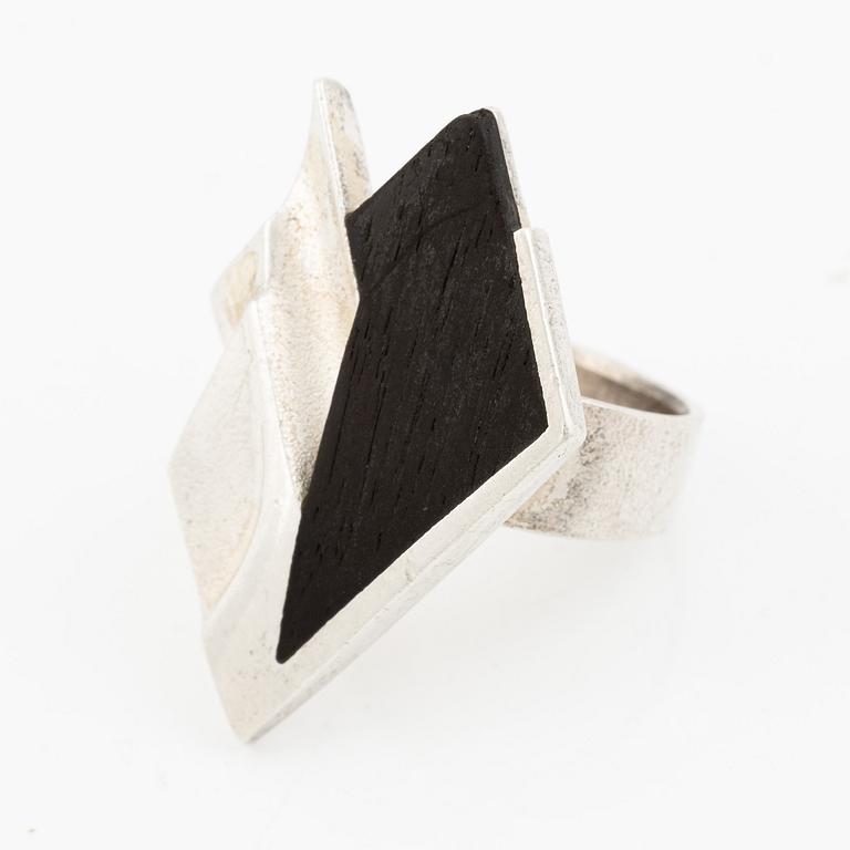 Zoltan Popovits, ring, silver and ebony, Lapponia.