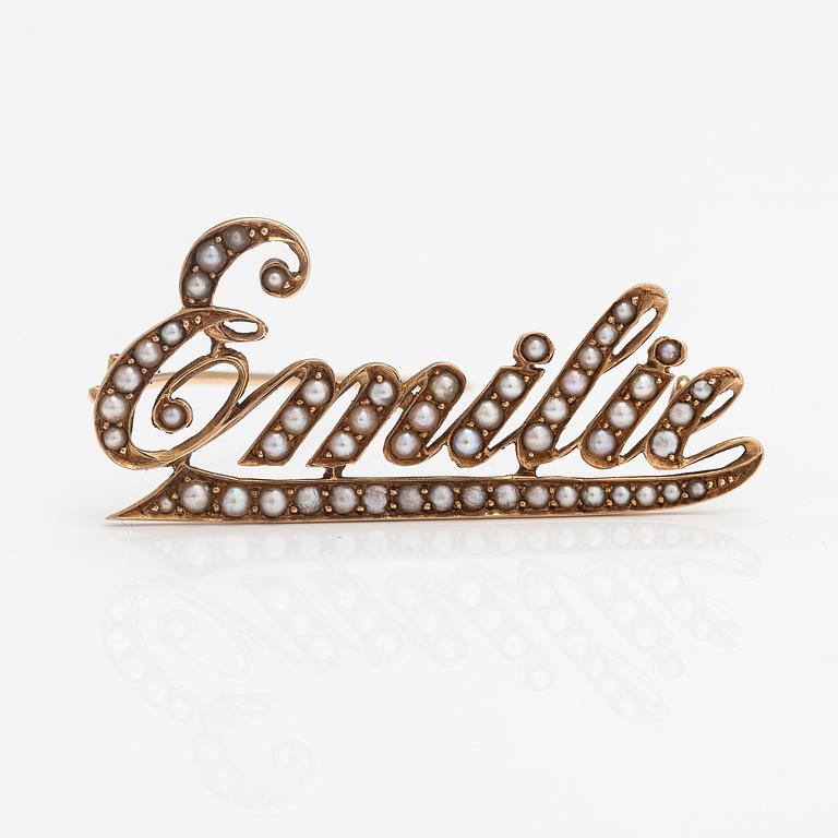An 18K gold 'Emilie' brooch with pearls.