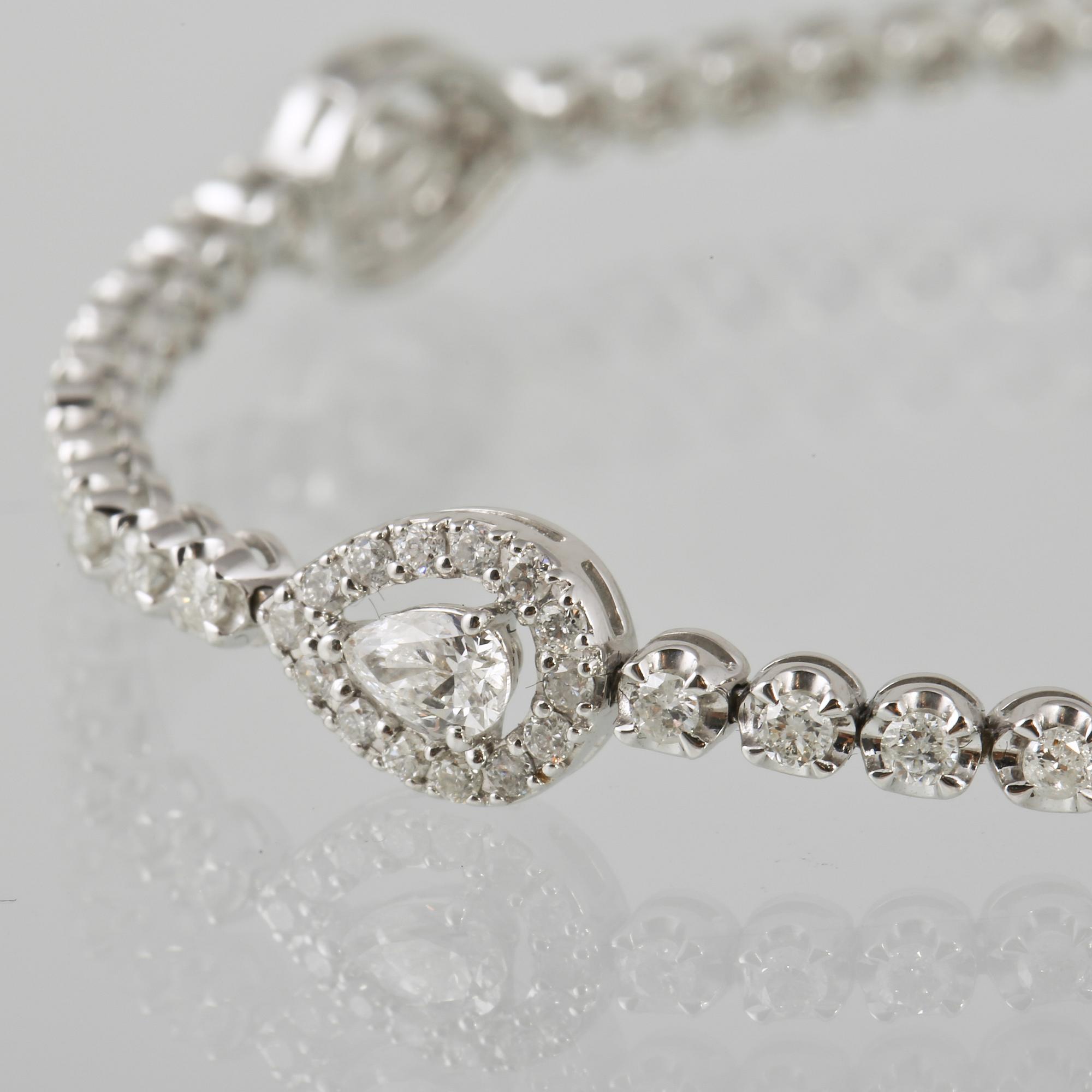 ARMBAND, 18K vitguld med briljant och droppslipade diamanter ca 2.29 ct. Vikt 8,1 gram.
