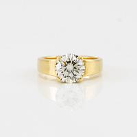 An 18K gold solitaire ring set with an approx. 2.14 ct round brilliant-cut diamond.