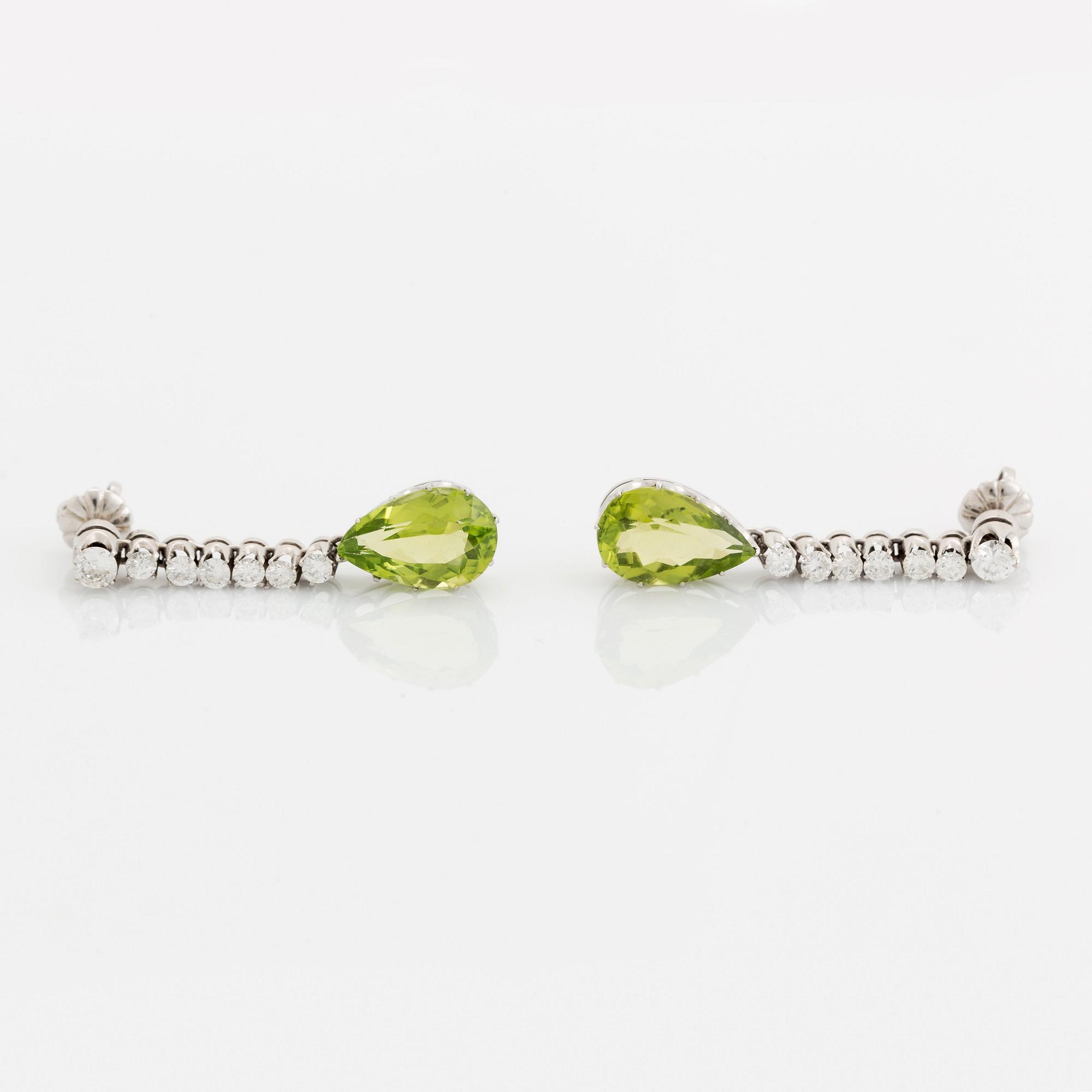 Ett par örhängen 18K vitguld med fasettslipade peridoter och runda briljantslipade diamanter.