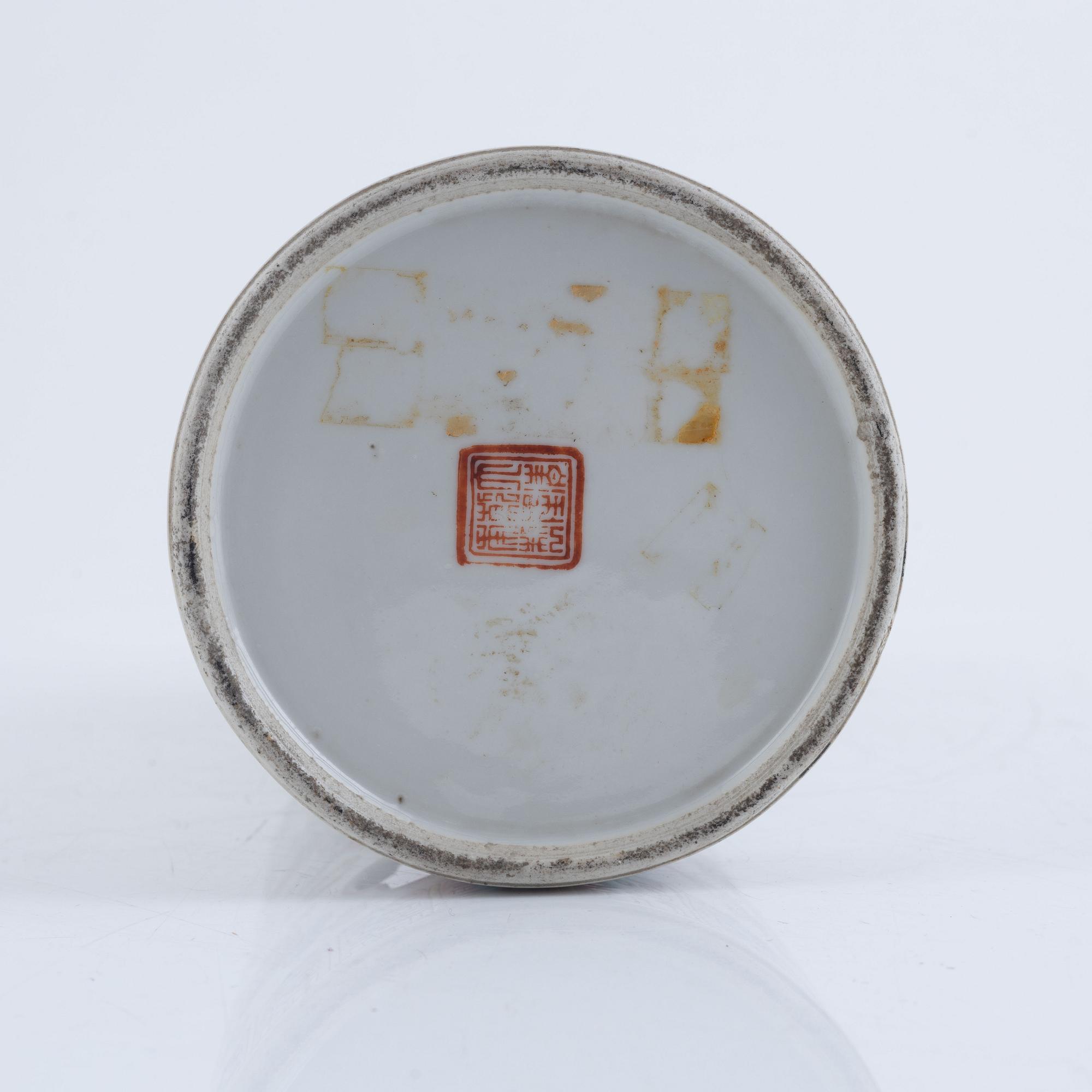 A porcelain hat stand, China, early 20th century.