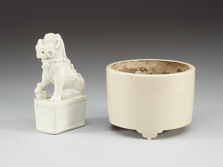 A blanc de chine censer and censer holder, Qing dynasty, Kangxi (1662-1722).