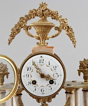 BORDSPENDYL, Louis XVI-stil, omkring 1900.