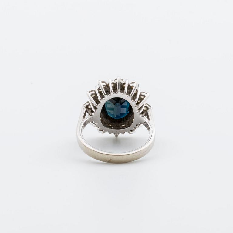 RING 18K white gold 1 sapphire 4, 75 ct and brilliant-cut diamonds 0,84 ct, weights engraved.