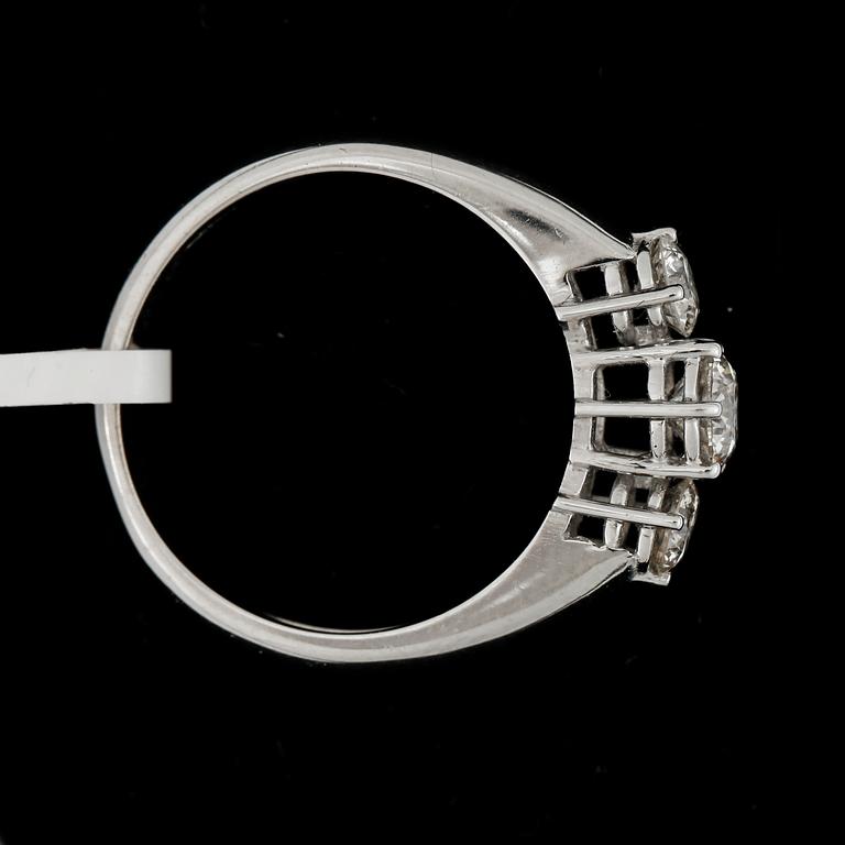 RING, 14k vitguld med briljantslipade dimanter ca0,45ct + totca0,43ct. Vikt 3,4g.