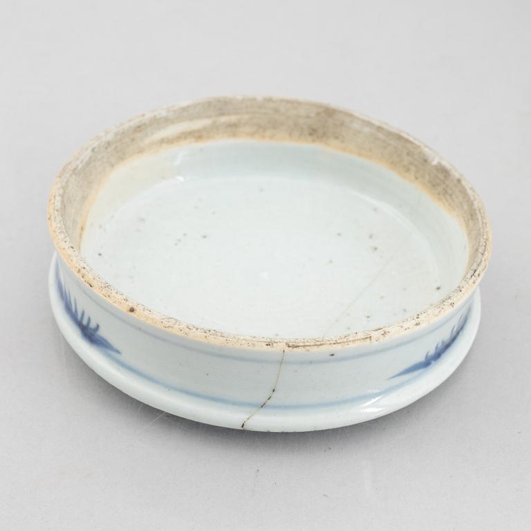 A porcelain ginger jar with cover, China, 19th century.