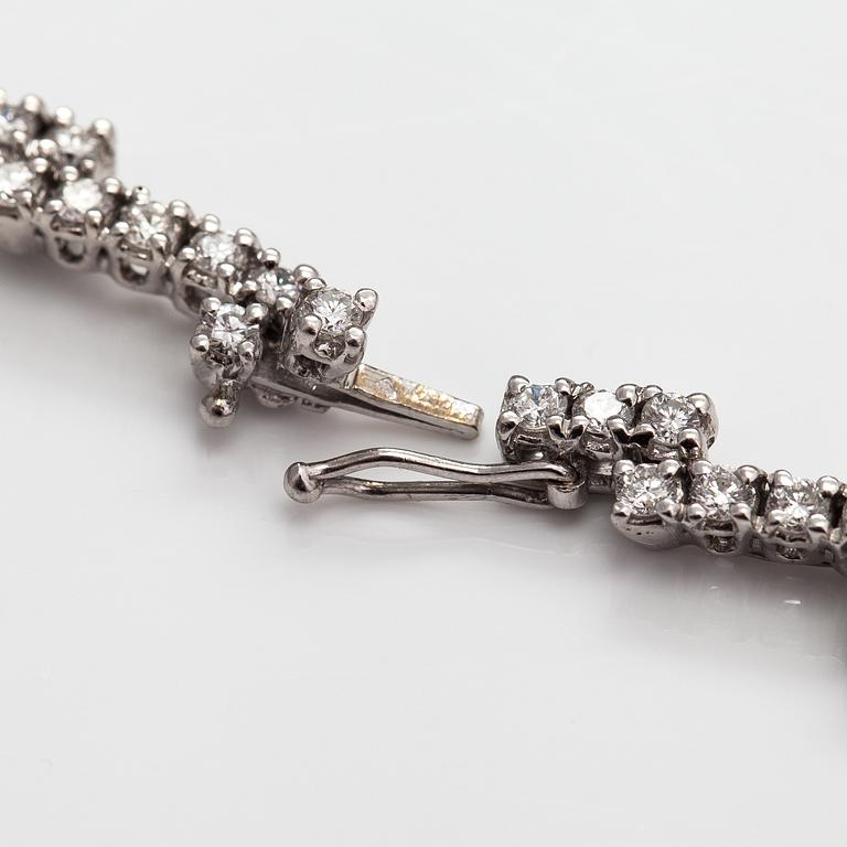An 18K white gold collier with diamonds ca. 8.00 ct in total according to certificate.