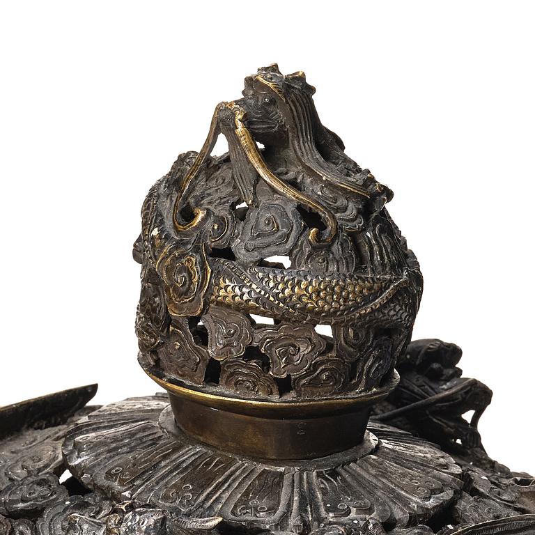 Rökelsekar med lock, brons.  Qingdynastin (1644-1912).