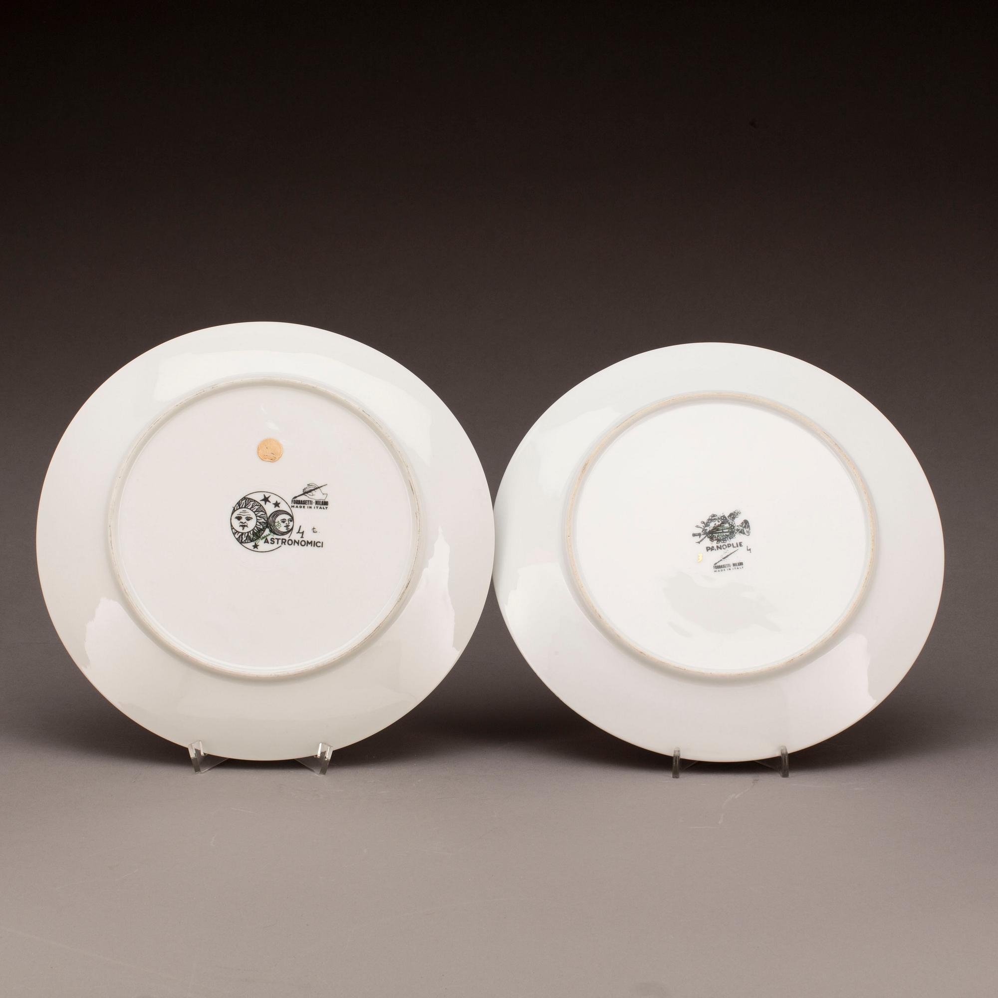 TALLRIKAR, 2 st, porslin, Fornasetti, Milano, Italien, 1900-talets mitt.