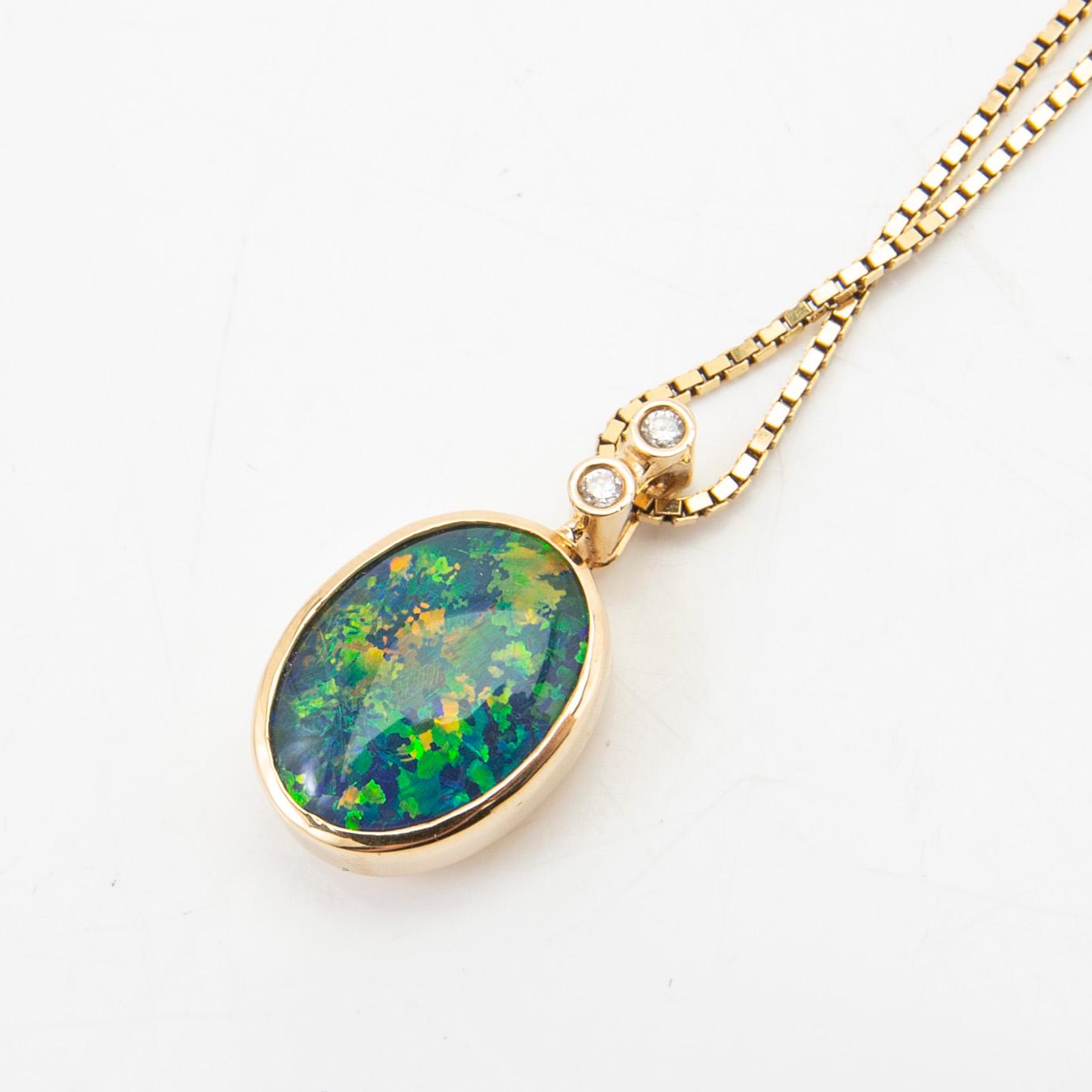 Ole Lynggaard, hängsmycke och kedja, 18k guld med opal och diamanter.