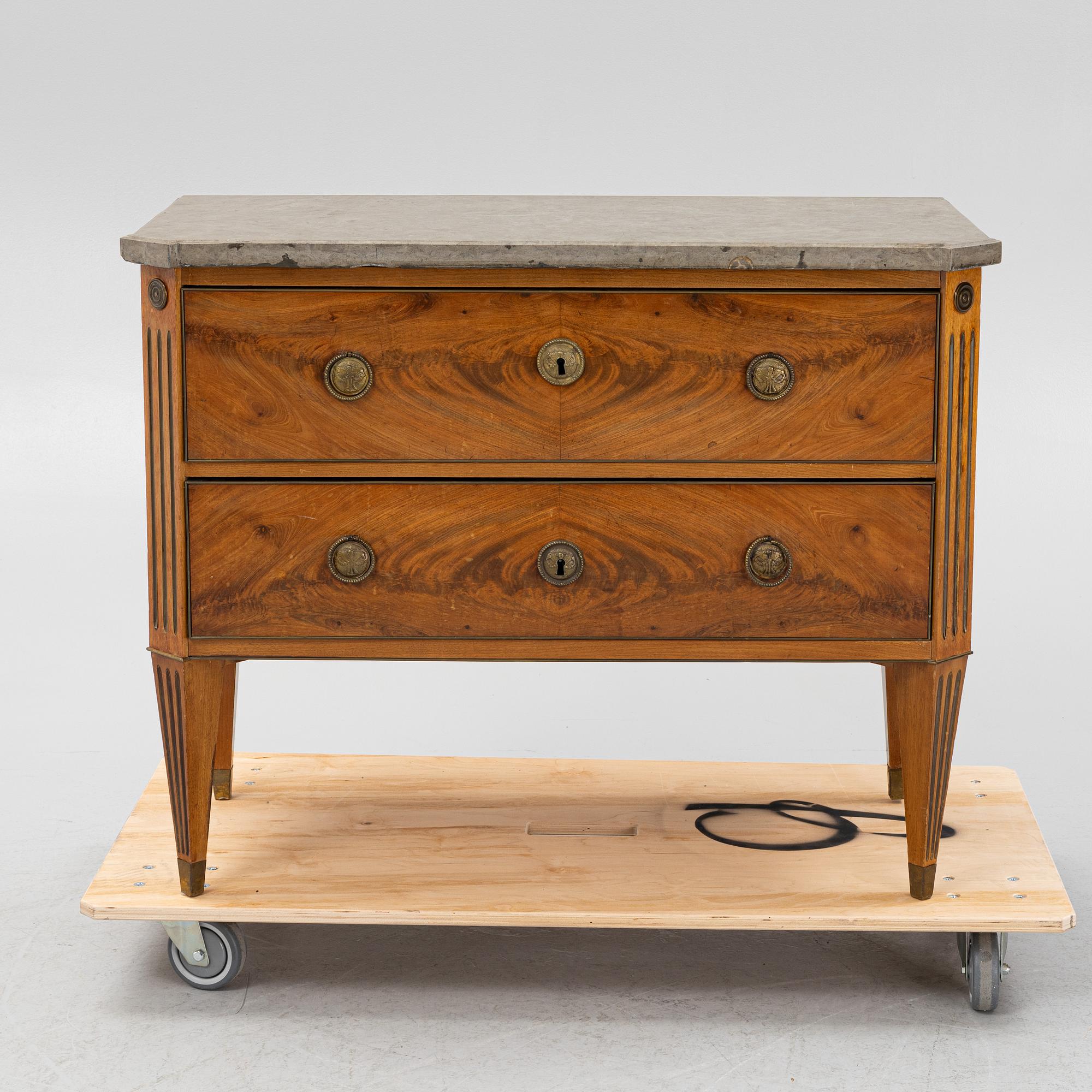 Chest of drawers, Gustavian style, first half of the 19th century.