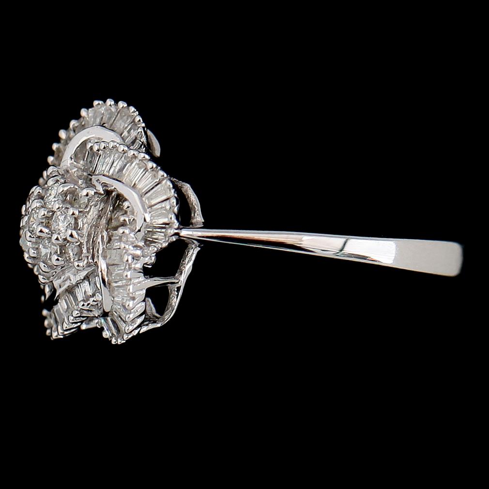 RING, 18K vitguld, diamanter tot ca 0.49 ct.
