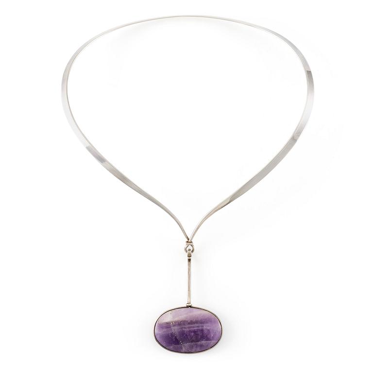 Vivianna Torun Bülow-Hübe, halsring med hänge, sterlingsilver och ametist, för Georg Jensen.
