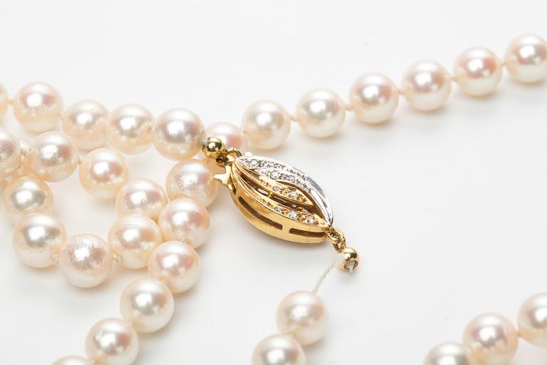 PÄRLCOLLIER, odlade saltvattenspärlor med lås i 18K guld med diamanter.