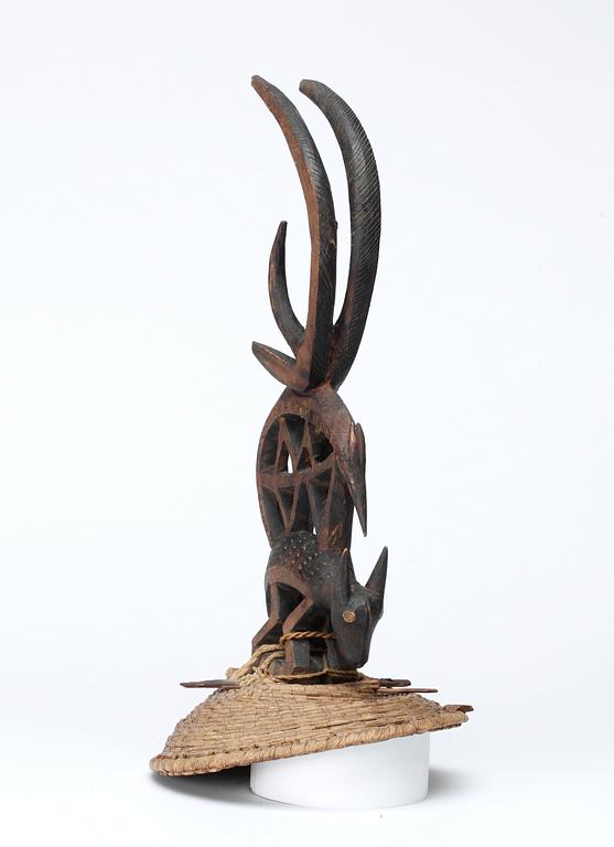 HUVUDPRYDNAD på hatt. Tshiwara (stiliserad antilop) på annat djur. Trä. Bambara-stammen. Mali ca 1930-1940. Höjd 39,5 cm inklusive hatt.