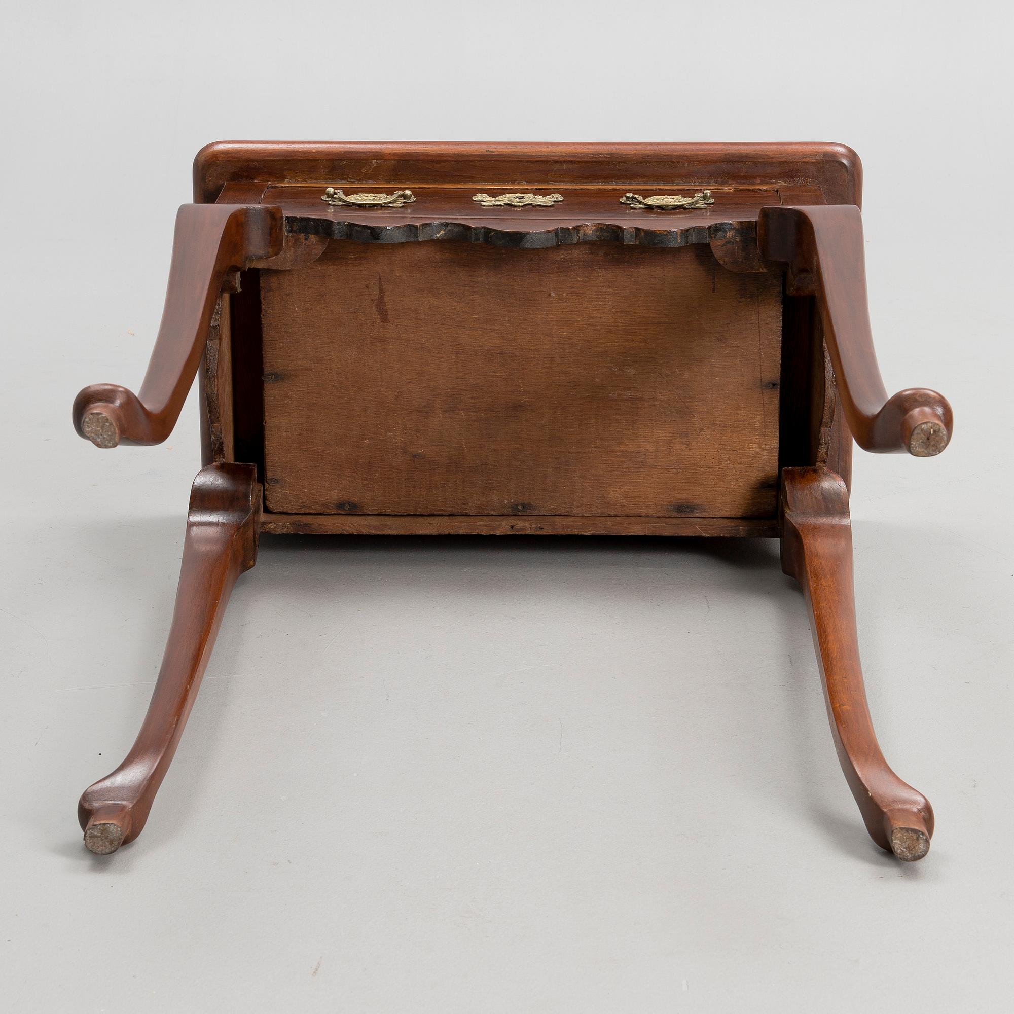 BORD, mahognyfaner, Queen Anne, England 1700-tal.