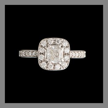 A RING, 18K white gold, cushion cut diamond, brilliant cut diamonds. Weight c. 5.0 g.