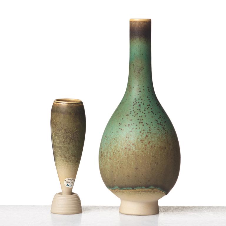 Wilhelm Kåge, vaser, 2 st, fat och plakett, "Farsta", Gustavsbergs studio 1949-56.