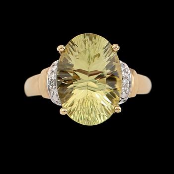 RING, 10K guld, kvartz samt diamanter.