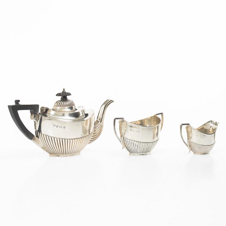 A British three piece silver tea set, mark of Williams (Birmingham) Ltd, Birmingham 1902.