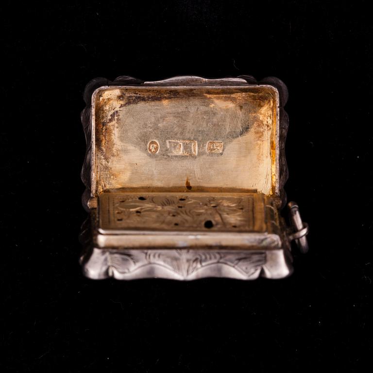 HÄNGE / DOFTDOSA, sterling silver, Sheffield, 1800-tal, luktdosa. graverat dekor.