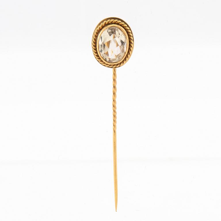 Brooch in 18K gold with an oval faceted citrine, Carl Ohlsson Karlskrona, early 20th century.