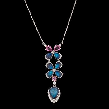 A moonstone, tot. 6.49 cts, pink sapphire, tot. 1.10 ct and brilliant cut diamond pendant.