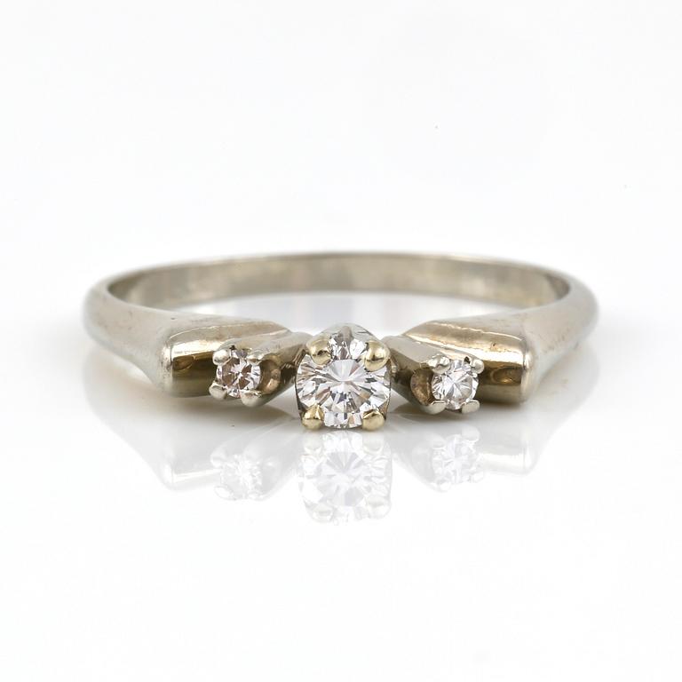 RING, 18K vitguld med 3 briljantslipade diamanter, tot ca 0,23 ct. Vikt 3,90 g.