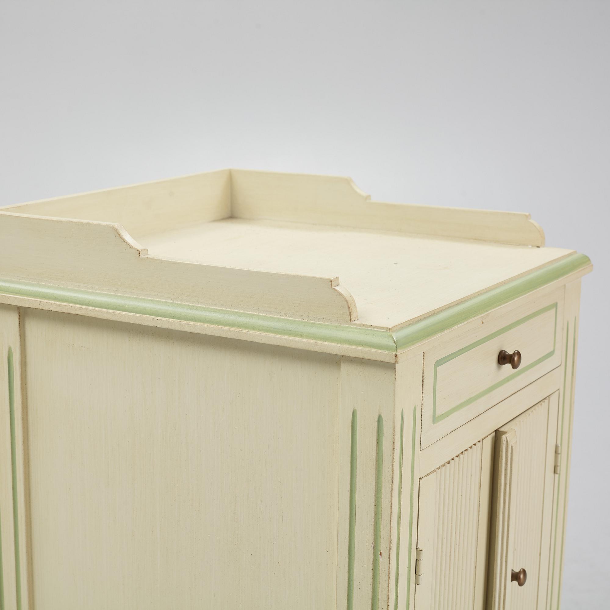 Sovrumsmöblemang, 4 delar, gustaviansk stil, sent 1900-tal.