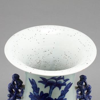 GOLVURNA, porslin, Kina, 1800-tal.